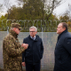 Guntis Pujats, Jefe de la Guardia Fronteriza Estatal de Letonia, izquierda, Rihards Kozlovskis, Ministro del Interior de Letonia, derecha, y Magnus Brunner, centro, durante una visita a la frontera entre Letonia y Bielorrusia, Augsdaugava, Letonia.