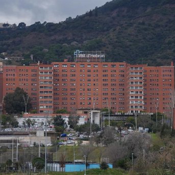 Fachada del Hospital Vall d’Hebron, a 19 de enero de 2026, en Barcelona, Cataluña (España). David Zorrakino - Europa Press