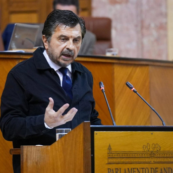 El portavoz del Grupo Popular, Toni Martín, este jueves durante su intervención en el Pleno extraordinario del Parlamento, que ha abordado el accidente ferroviario de Adamuz (Córdoba). FRANCISCO J.OLMO/EUROPA PRESS