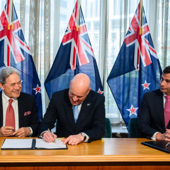 De izquierda a derecha, el ministro de Exteriores de Nueva Zelanda, Winston Peters; el primer ministro, Christopher Luxon, y el vice primer ministro, David Seymour AAPIMAGE / DPA