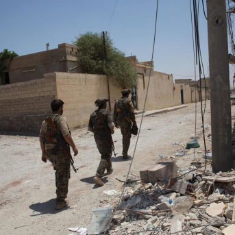 Milicianos de las Fuerzas Democráticas Sirias (FDS) en Raqqa, en el este del país Europa Press/Contacto/Chris HubyLe Pictorium