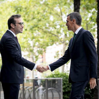 El presidente del Gobierno, Pedro Sánchez (d), saluda al ministro de Economía, Comercio y Empresa, Carlos Cuerpo (i). A. Pérez Meca - Europa Press El presidente del Gobierno, Pedro Sánchez (d), saluda al ministro de Economía, Comercio y Empresa, Carlos Cuerpo (i). A. Pérez Meca - Europa Press