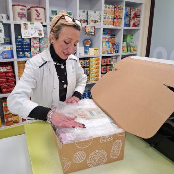 Trabajadora preparando pedido 'online' de Galletas Gullón GALLETAS GULLÓN