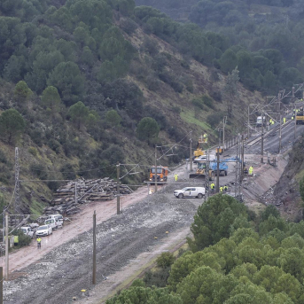 Imágenes de las obra de reparación de la vía en Adamuz tras el siniestro, a 29 de enero de 2026, en Córdoba (Andalucía, España). Madero Cubero - Europa Press