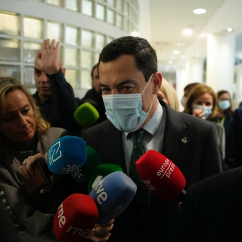 El presidente de la Junta de Andalucía, Juanma Moreno, atiende a los medios antes de intervenir en la presentación del Plan de Atención a Personas Afectadas por Enfermedades Raras de Andalucía (Paper), en Sevilla. JOAQUÍN CORCHERO/EUROPA PRESS