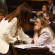 La portavoz del grupo parlamentario VOX, Manuela Cañadas (i), y la presidenta del Govern, Marga Prohens (d), durante un pleno en el Parlament balear. Tomàs Moyà - Europa Press