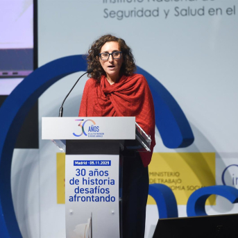 La directora del Instituto Nacional de Seguridad y Salud en el Trabajo (INSST), Aitana Garí Pérez, durante la inauguración de la jornada del 30º aniversario de la Ley de prevención de Riesgos Laborales. Gustavo Valiente - Europa Press