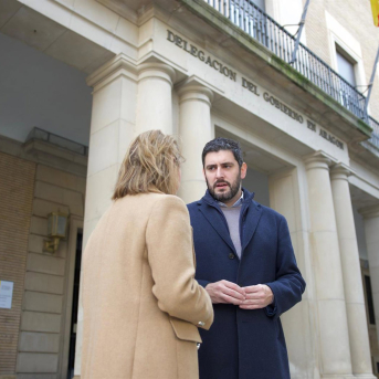El candidato de Vox a la presidencia de Aragón, Alejandro Nolasco, y la diputada Carmen Rouco, frente a la Delegación del Gobierno en Aragón. VOX.