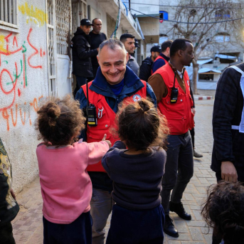 Imagen de archivo de un empleado de Cruz Roja en Gaza  Europa Press/Contacto/Mohammed M. Skaik, Mohammed