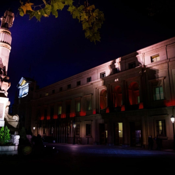 El Senado ilumina su fachada de rojo carmesí por el cumpleaños del Rey Felipe VI. SENADO