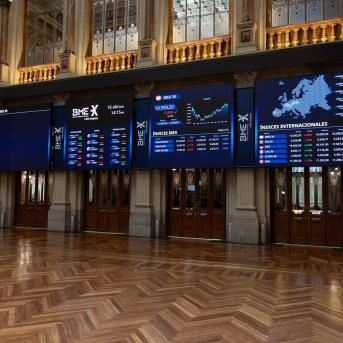 Paneles del Ibex 35 en el Palacio de la Bolsa, a 16 de abril de 2024, en Madrid (España).   Eduardo Parra - Europa Press