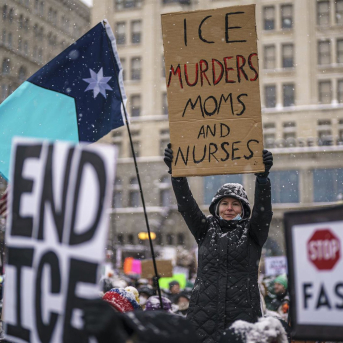 Manifestantes en una concentración contra el servicio de inmigración de Estados Unidos tras el asesinato de una mujer Chris Riha/ZUMA Press Wire/dpa