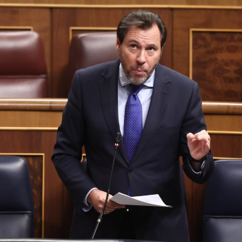 El ministro de Transportes y Movilidad Sostenible, Óscar Puente, durante una sesión de control al Gobierno, en el Congreso de los Diputados, a 12 de noviembre de 2025, en Madrid (España).  Eduardo Parra - Europa Press