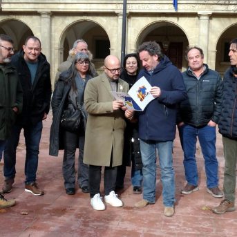 Los candidatos del PAR Alberto Izquierdo y María Ángeles Roca, junto a otros miembros de la lista, en la ciudad de Huesca. PARTIDO ARAGONÉS