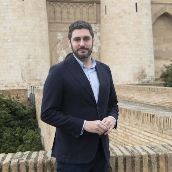 Alejandro Nolasco, junto al Palacio de La Aljafería, sede de las Cortes de Aragón. RAMON COMET