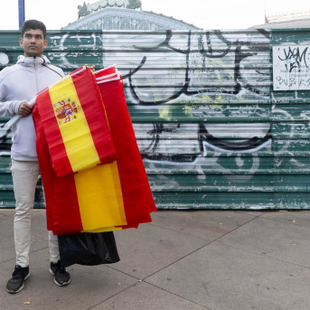 El PP impulsa en el Senado una ley para castigar a cargos públicos que “no respeten” la bandera de España El PP impulsa en el Senado una ley para castigar a cargos públicos que “no respeten” la bandera de España