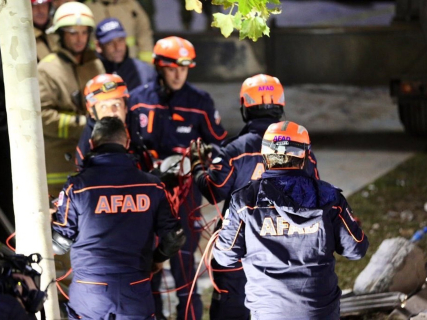 Bomberos y equipos de rescate en Turquía AFAD