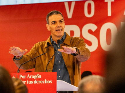 El secretario general del PSOE y presidente del Gobierno de España, Pedro Sánchez (i), durante un mitin de campaña electoral, en el Hotel Palacio La Marquesa, a 1 de febrero de 2026, en Teruel, Aragón (España). Javier Escriche - Europa Press