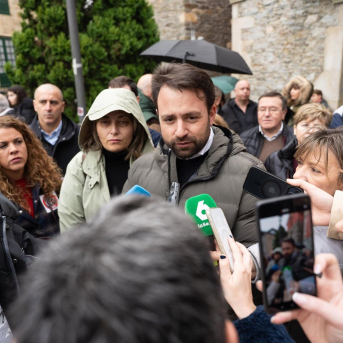El presidente del PP, Álvaro Queipo, atiende a los medios en Navia. JUAN VEGA/EUROPA PRESS El presidente del PP, Álvaro Queipo, atiende a los medios en Navia. JUAN VEGA/EUROPA PRESS