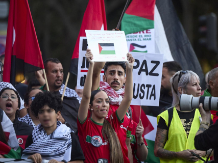Varias personas durante una marcha con motivo de la huelga general convocada en apoyo a Palestina, a 15 de octubre de 2025, en Madrid (España). Jesús Hellín - Europa Press