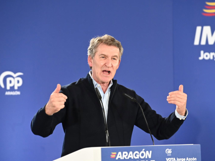 El presidente del PP, Alberto Nuñez Feijóo, durante una comida mitin en Calatayud. Ramón Comet - Europa Press