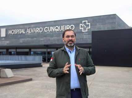 El portavoz del PP en el Parlamento, Alberto Pazos, delante del Álvaro Cunqueiro, a 1 de febrero de 2026. PP