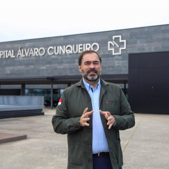 El portavoz del PP en el Parlamento, Alberto Pazos, delante del Álvaro Cunqueiro, a 1 de febrero de 2026. PP