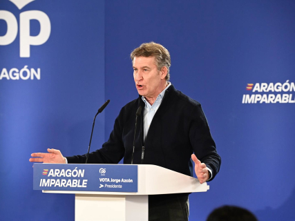 El presidente del PP, Alberto Nuñez Feijóo, durante una comida mitin en Calatayud junto con el presidente del Gobierno de Aragón, Jorge Azcón.  Ramón Comet - Europa Press