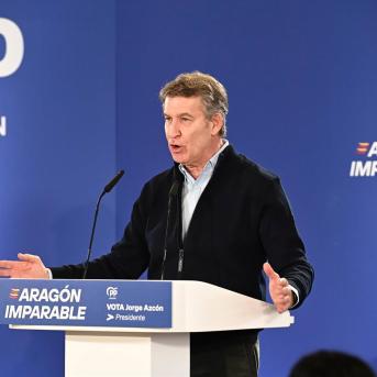 El presidente del PP, Alberto Nuñez Feijóo, durante una comida mitin en Calatayud junto con el presidente del Gobierno de Aragón, Jorge Azcón.  Ramón Comet - Europa Press