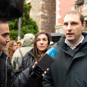 El diputado de Foro, Adrián Pumares, en la manifestación contra el ERE de ENCE en Navia. JUAN VEGA/EUROPA PRESS
