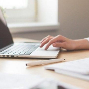 Una trabajadora utilizando un ordenador GVA