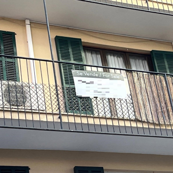 Cartel de se vende en el balcón de un piso en Palma. EUROPA PRESS Cartel de se vende en el balcón de un piso en Palma. EUROPA PRESS