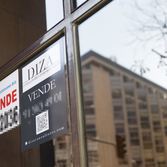 Un cartel de 'Se vende' pegado en un portal. Eduardo Parra - Europa Press Un cartel de 'Se vende' pegado en un portal. Eduardo Parra - Europa Press