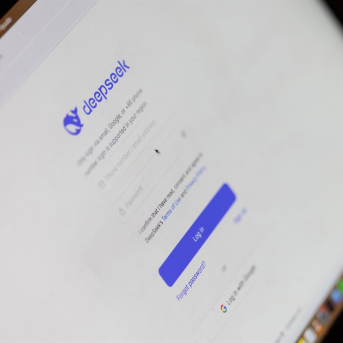 Una persona prueba el asistente DeepSeek, a 29 de enero de 2025, en Madrid (España). Eduardo Parra - Europa Press Una persona prueba el asistente DeepSeek, a 29 de enero de 2025, en Madrid (España). Eduardo Parra - Europa Press