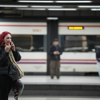 Usuarios de Rodalies en la estación de Sants de Barcelona, en una imagen de archivo. David Zorrakino - Europa Press