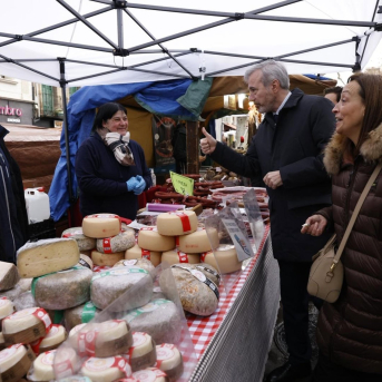 El candidato del PP a la Presidencia del Gobierno de Aragón, Jorge Azcón, junto a la número uno de la lista por la provincia de Huesca, Carmen Susín, este lunes en un puesto de la Feria de la Candelera. PP ARAGÓN