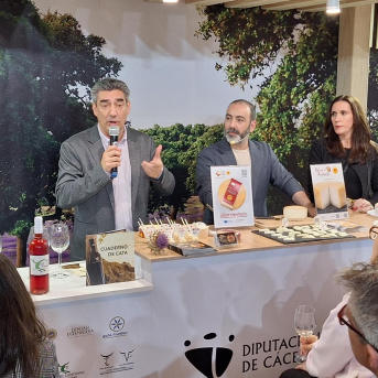La DOP Torta del Casar refuerza en el Salón H&T Málaga sus vínculos con la hostelería y el turismo