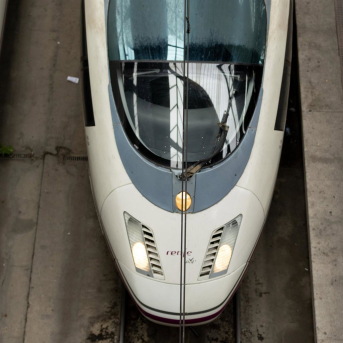 Un tren Ave en las vías espera para salir en la estación de Atocha, a 23 de diciembre de 2022, en Madrid (España).   Eduardo Parra - Europa Press