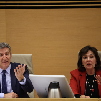 El presidente del PP, Alberto Núñez Feijóo y la presidenta de la Comisión de Investigación de la dana en el Congreso, Carmen Martínez | Alejandro Martínez Vélez