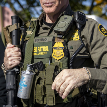 El comandante de la Patrulla Fronteriza de EEUU, Gregory Bovino, con gases lacrimógenos, un rifle y una cámara corporal en su chaleco Europa Press/Contacto/Brian Cassella El comandante de la Patrulla Fronteriza de EEUU, Gregory Bovino, con gases lacrimógenos, un rifle y una cámara corporal en su chaleco Europa Press/Contacto/Brian Cassella