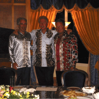 El expresidente estadounidense Bill Clinton (centro) junto al fallecido empresario y delincuente sexual convicto Jeffrey Epstein en una imagen difundida por el Departamento de Justicia Europa Press/Contacto/Department Of Justice El expresidente estadounidense Bill Clinton (centro) junto al fallecido empresario y delincuente sexual convicto Jeffrey Epstein en una imagen difundida por el Departamento de Justicia Europa Press/Contacto/Department Of Justice