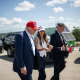 El presidente estadounidense, Donald Trump, conversa con la secretaria de Seguridad Nacional, Kristi Noem, durante un recorrido a pie por el centro de detención de inmigrantes apodado "Alcatraz de los Caimanes" Daniel Torok/White House/ZUMA Pr / DPA