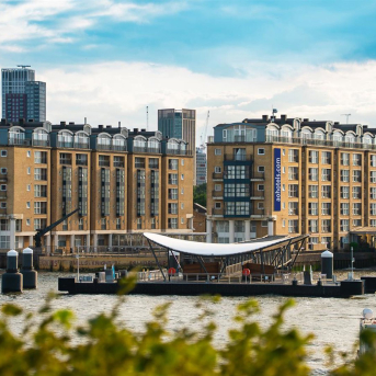 El a&amp;o London Docklands Riverside. A&amp;O HOSTELS