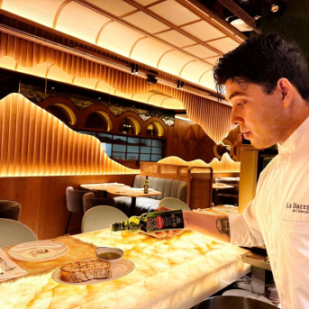 Camarero en restaurante mostrando los aceites de Deoleo DEOLEO