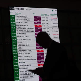 Pantalla en la estación Madrid-Puerta de Atocha-Almudena Grandes Fernando Sánchez - Europa Press Pantalla en la estación Madrid-Puerta de Atocha-Almudena Grandes Fernando Sánchez - Europa Press