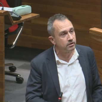 Zapico reivindica las contrataciones de su consejería ante las críticas del PP