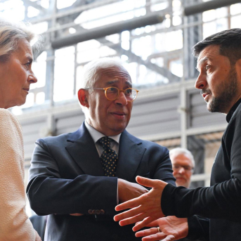 Los presidentes del Consejo Europeo, António Costa, y de la Comisión Europea, Ursula von der Leyen, escuchan al presidente de Ucrania, Volodimir Zelenski, a su llegada a una cumbre de líderes de la UE en Bruselas. SIERAKOWSKI FREDERIC / EUROPEAN UNION