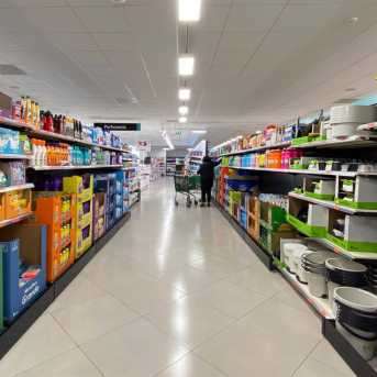 Sección de productos y utensilios de limpieza en un supermercado de Madrid. Eduardo Parra - Europa Press