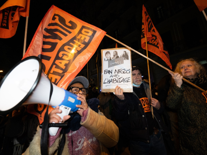 Representantes de PAH, Sindicat d’Habitatge Socialista de Catalunya, Coshac y Sindicat de Llogateres antes de una concentración por el fin de la moratoria de desahucios | Lorena Sopêna / Europa Press