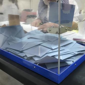 Imagen de archivo de una urna de votación. EUROPA PRESS